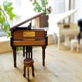 caja de música en forma de mini piano de madera con manivela